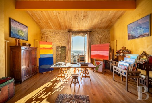 midi-pyrenees - En centre-ville d'une cité historique du Gers, une discrète maison médiévale, sa dépendance et son jardin clos 