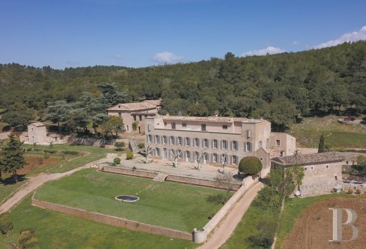 paca - Au cœur de la Provence Verte, un château et ses dépendances  sur un vaste domaine de 168 ha de plaine, forêts, oliviers et vignes