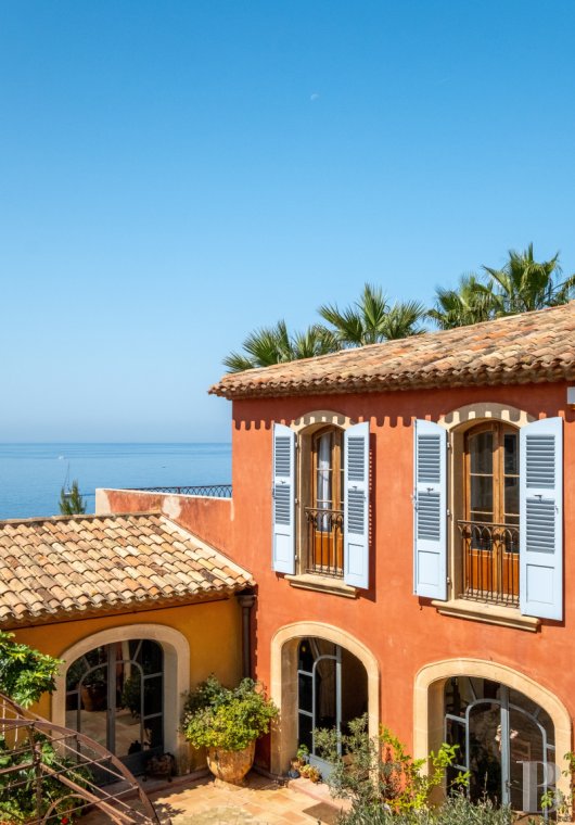 Residences for sale - provence-cote-dazur - A 20th-century villa with outbuildings, a garden, swimming pool and   panoramic views of the Mediterranean Sea, to the west of Marseille on the Blue Coast