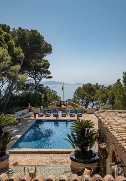 Residences for sale - provence-cote-dazur - A 20th-century villa with outbuildings, a garden, swimming pool and   panoramic views of the Mediterranean Sea, to the west of Marseille on the Blue Coast