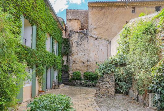 paca - Dans un village typique du Haut-Var,  une maison du 17e s. et son jardin clos avec piscine