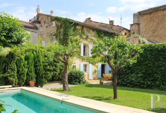 paca - Dans un village typique du Haut-Var,  une maison du 17e s. et son jardin clos avec piscine