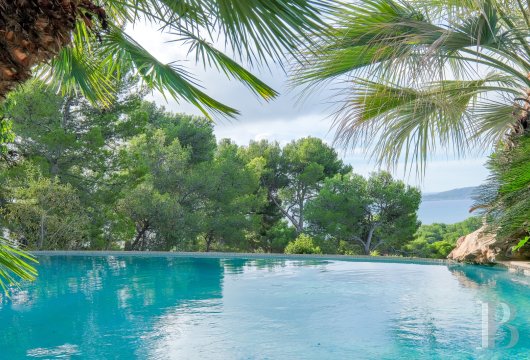 paca - Sur les collines de Hyères, au cœur d’un domaine privé, une grande villa rénovée  avec sa vue panoramique sur la presqu’île de Giens