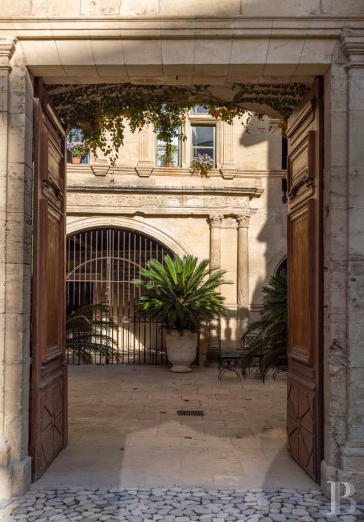 A flat in a private mansion in the Arles Mannerist style in Tarascon, the emblematic city of the Counts of Provence - photo  n°2