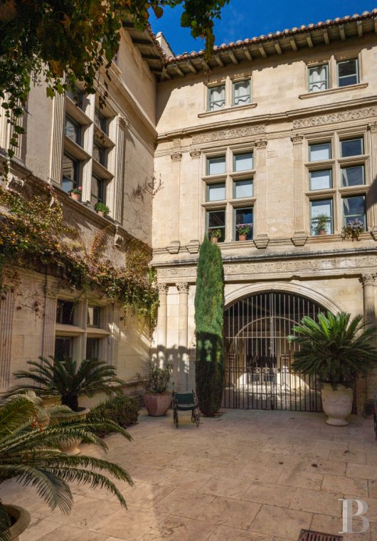 A flat in a private mansion in the Arles Mannerist style in Tarascon, the emblematic city of the Counts of Provence - photo  n°3