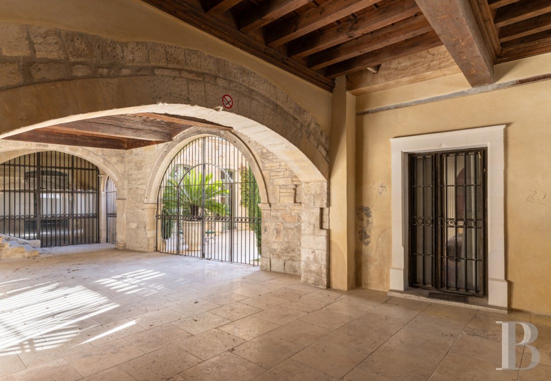 A flat in a private mansion in the Arles Mannerist style in Tarascon, the emblematic city of the Counts of Provence - photo  n°4
