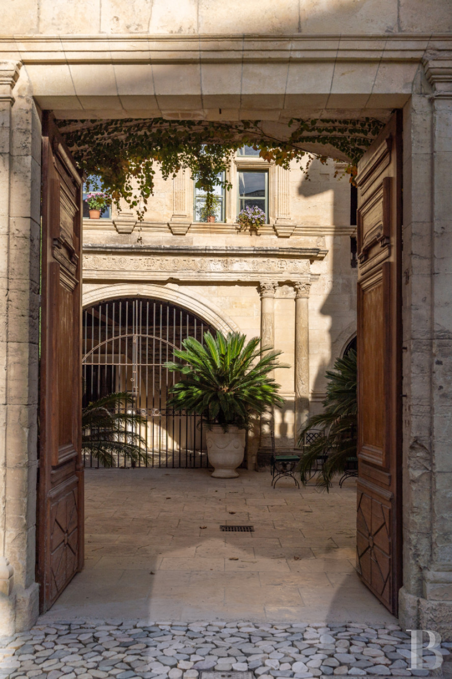 A flat in a private mansion in the Arles Mannerist style in Tarascon, the emblematic city of the Counts of Provence - photo  n°2