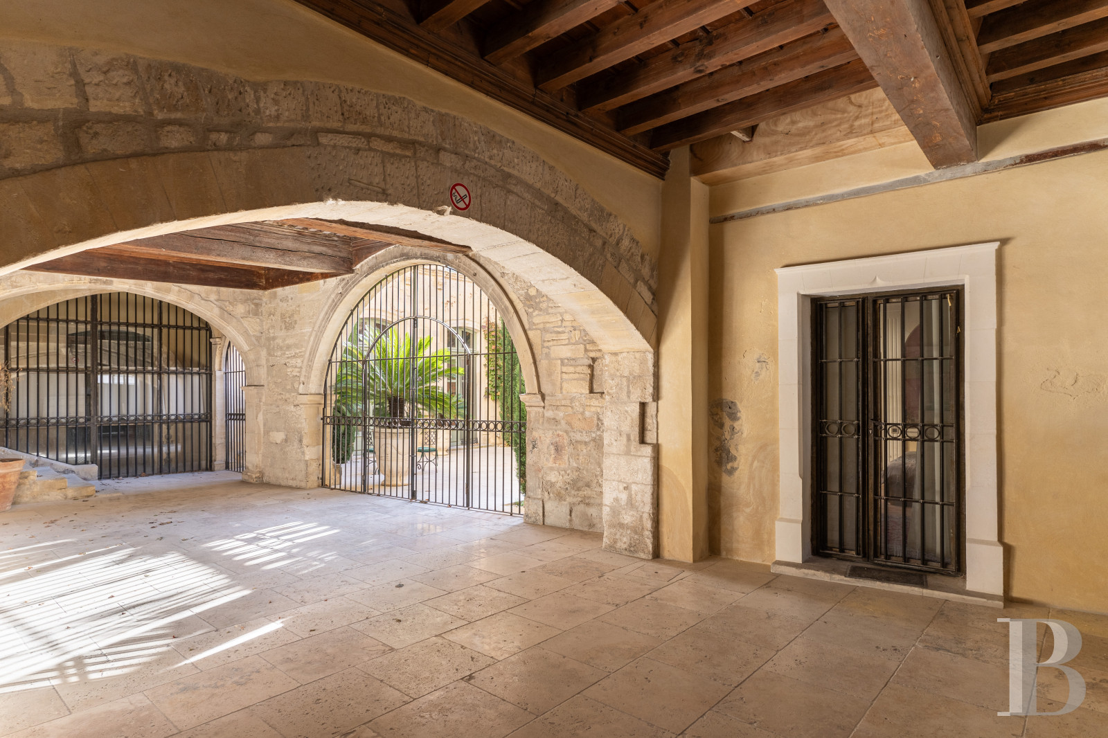 A flat in a private mansion in the Arles Mannerist style in Tarascon, the emblematic city of the Counts of Provence - photo  n°4