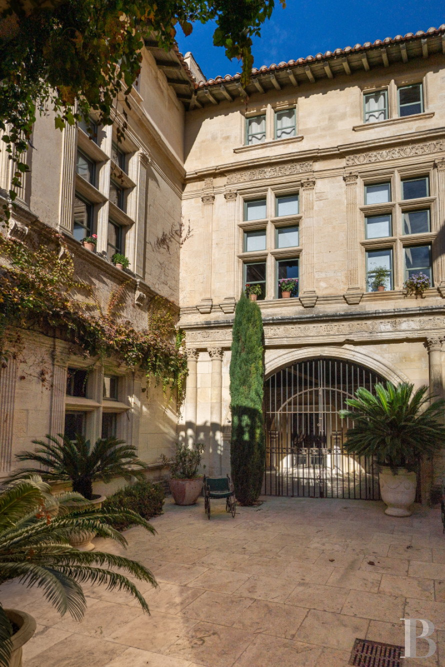 A flat in a private mansion in the Arles Mannerist style in Tarascon, the emblematic city of the Counts of Provence - photo  n°3