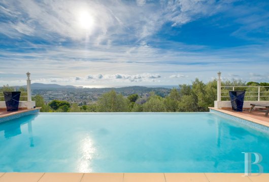 paca - Dans les hauteurs de Toulon, avec vue panoramique sur la rade, une bastide  construite sur un ancien prieuré du 17e s., au sein d'un terrain boisé de plus de 1 ha