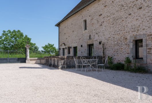 A village house opening out onto the countryside between Beaune and Meursault in the Côte d'Or  - photo  n°3