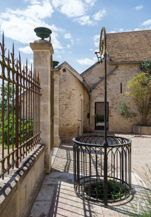 A village house opening out onto the countryside between Beaune and Meursault in the Côte d'Or  - photo  n°7