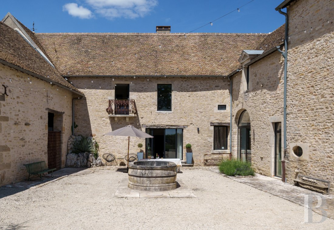 A village house opening out onto the countryside between Beaune and Meursault in the Côte d'Or  - photo  n°35