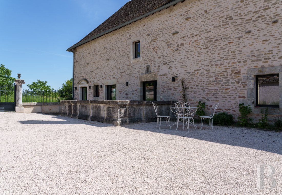 A village house opening out onto the countryside between Beaune and Meursault in the Côte d'Or  - photo  n°35