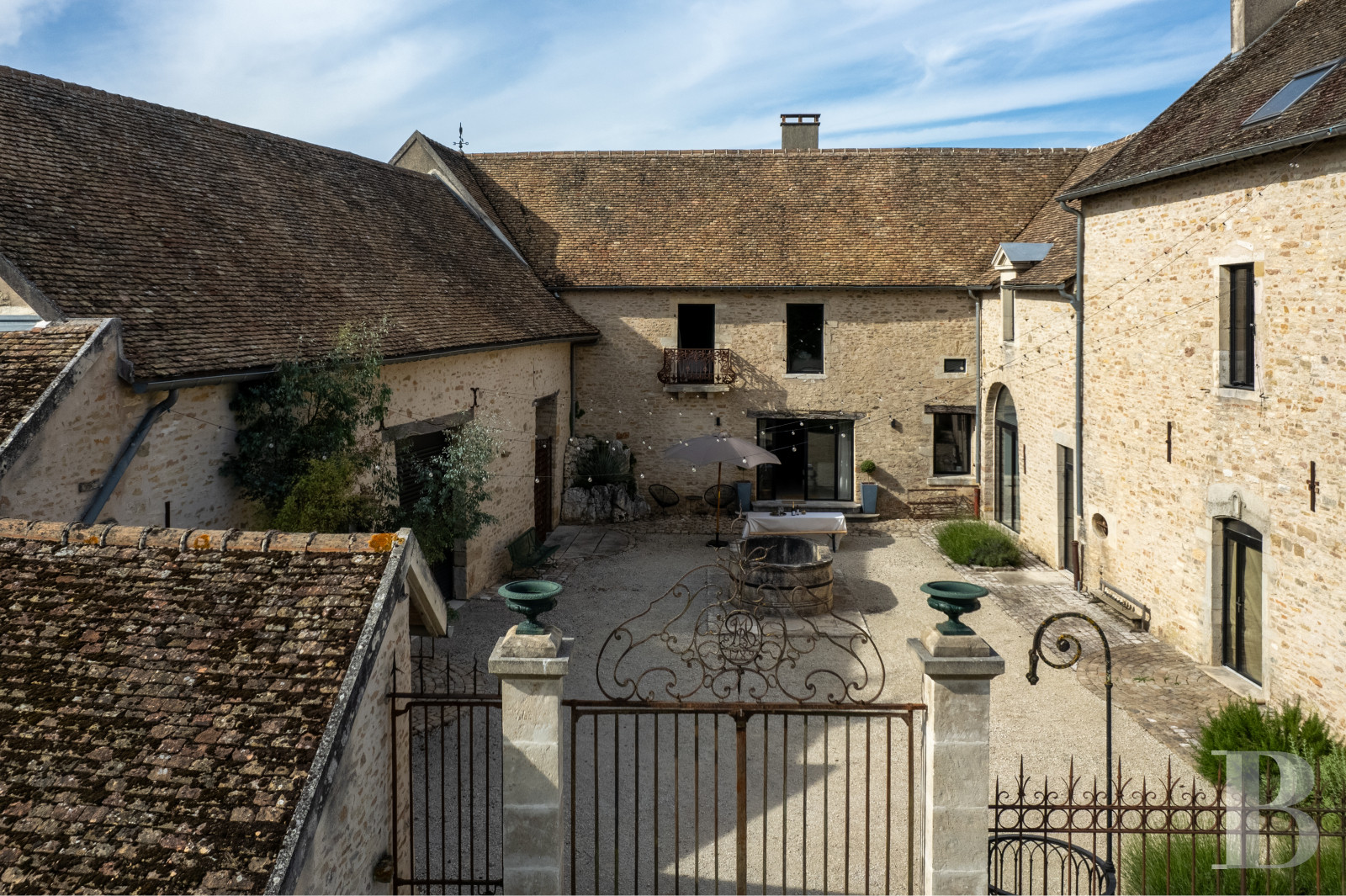 A village house opening out onto the countryside between Beaune and Meursault in the Côte d'Or  - photo  n°1