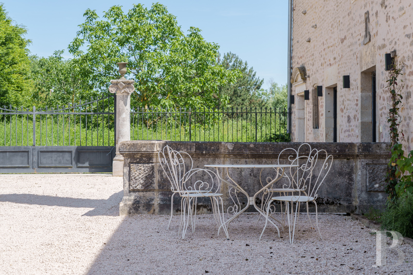 A village house opening out onto the countryside between Beaune and Meursault in the Côte d'Or  - photo  n°2