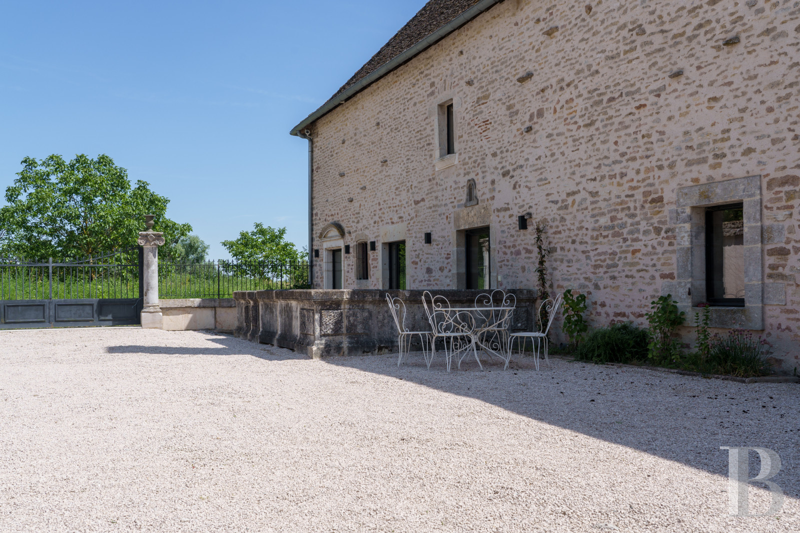 A village house opening out onto the countryside between Beaune and Meursault in the Côte d'Or  - photo  n°3