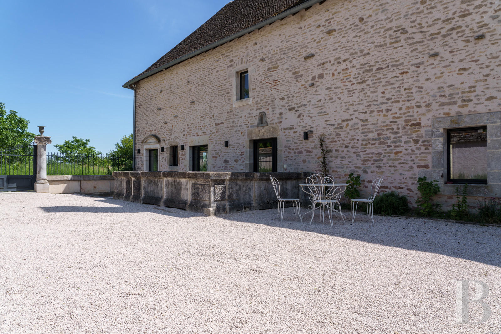 A village house opening out onto the countryside between Beaune and Meursault in the Côte d'Or  - photo  n°35