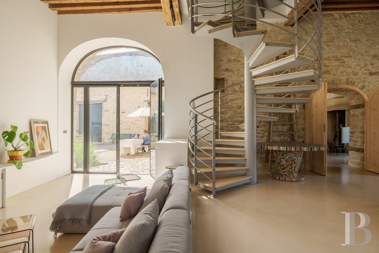 A village house opening out onto the countryside between Beaune and Meursault in the Côte d'Or  - photo  n°24