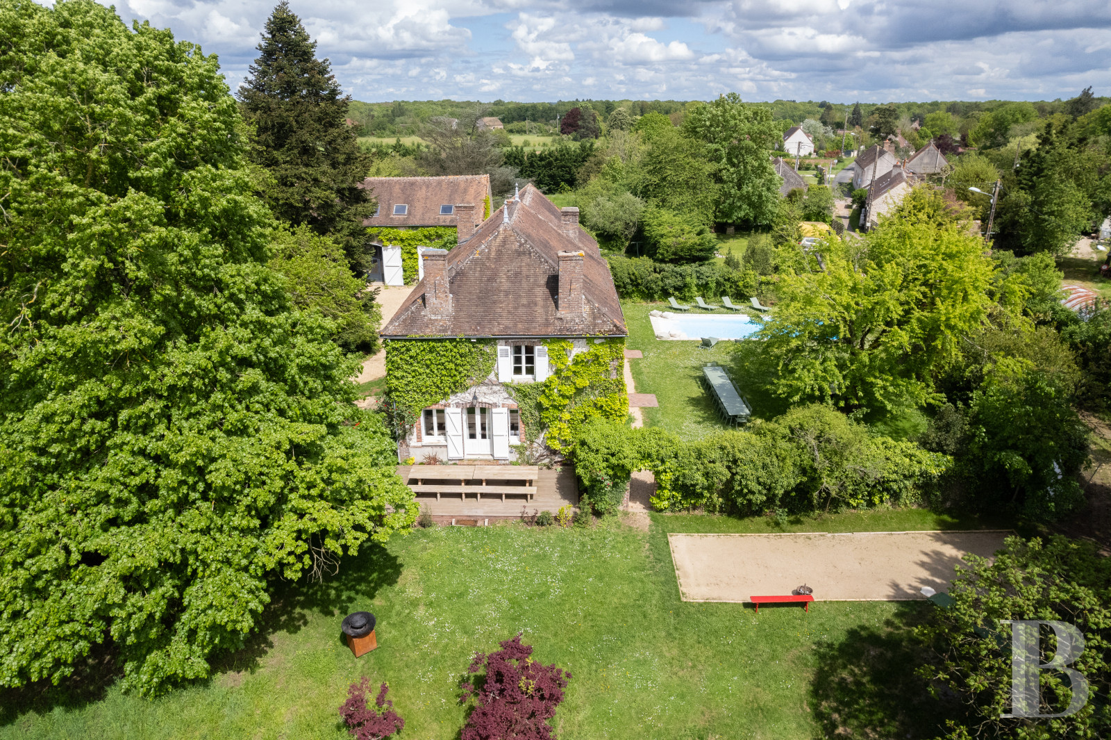 Dans le Gâtinais Val de Loing, au sud de Paris, une maison traditionnelle et sa grange rénovées dans un esprit contemporain - photo  n°2