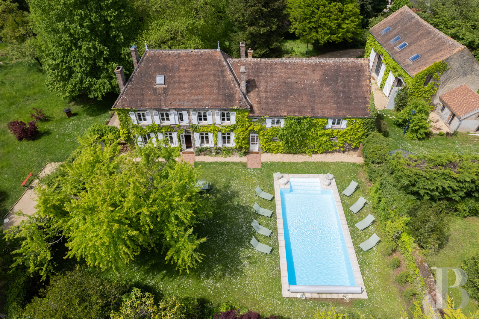 Dans le Gâtinais Val de Loing, au sud de Paris, une maison traditionnelle et sa grange rénovées dans un esprit contemporain - photo  n°1
