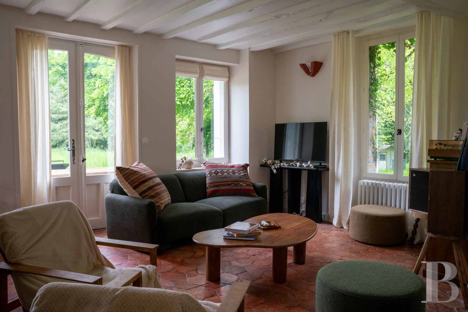 Dans le Gâtinais Val de Loing, au sud de Paris, une maison traditionnelle et sa grange rénovées dans un esprit contemporain - photo  n°9