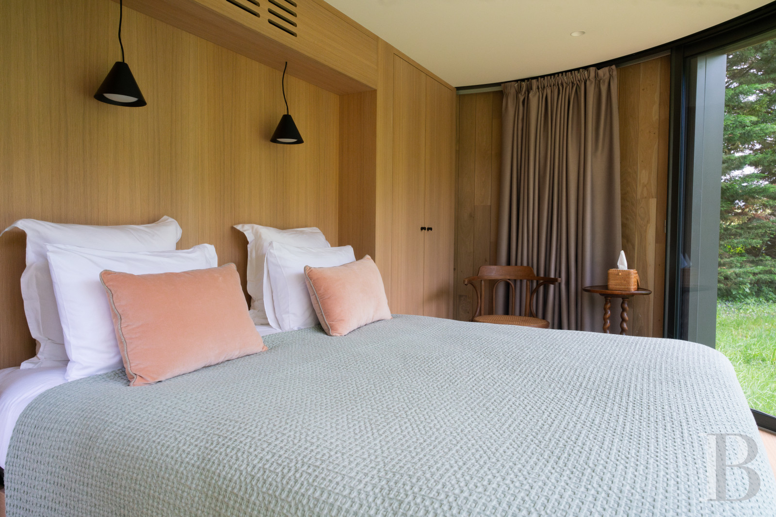 Dans le Gâtinais Val de Loing, au sud de Paris, une maison traditionnelle et sa grange rénovées dans un esprit contemporain - photo  n°40