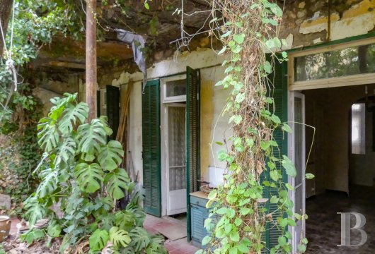 paca - À Toulon, au cœur du Mourillon et proche des plages, une villa bourgeoise de 210 m² du début du 20e s., à restaurer, et son jardin au sud