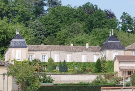 rhones-alpes - Un ancien couvent du 18e s., devenu aujourd'hui une demeure,  sa piscine intérieure et son parc de 2 ha