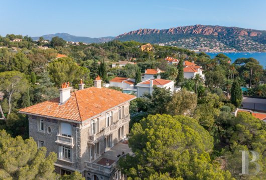 paca - Sur la corniche d'Or, entre Saint-Raphaël et Cannes, une villa Belle Époque et son jardin face à la mer