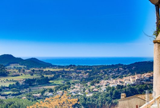 paca - En Provence, dans le village du Castellet, une maison bourgeoise du 19e s. d'environ 300 m², à restaurer, avec vue à 180° sur vignoble et mer