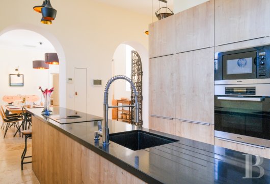 Sur la côte Varoise, une villa du 19e siècle posée au-dessus de la mer et rénovée dans un esprit contemporain - photo  n°17