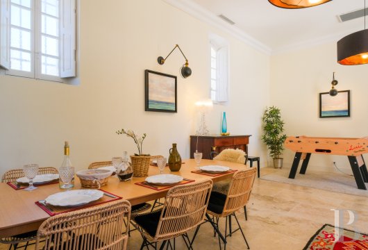 Sur la côte Varoise, une villa du 19e siècle posée au-dessus de la mer et rénovée dans un esprit contemporain - photo  n°16