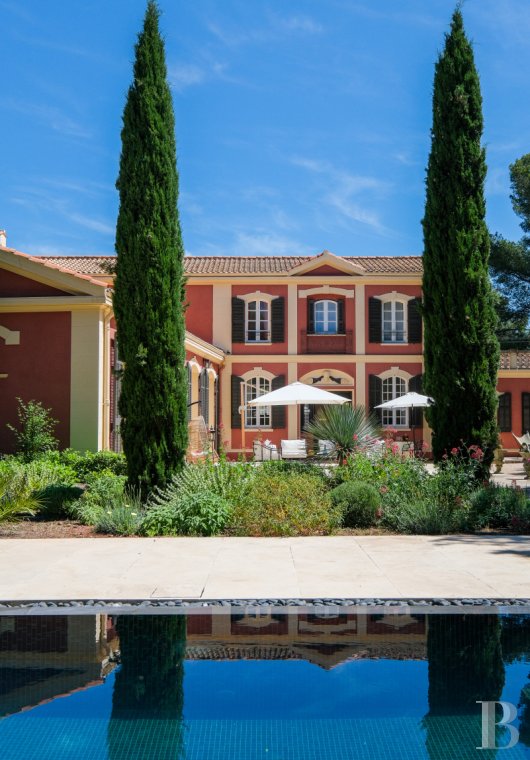 Sur la côte Varoise, une villa du 19e siècle posée au-dessus de la mer et rénovée dans un esprit contemporain - photo  n°8