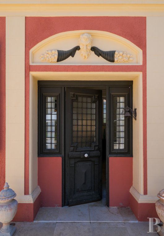 Sur la côte Varoise, une villa du 19e siècle posée au-dessus de la mer et rénovée dans un esprit contemporain - photo  n°9