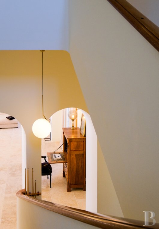 Sur la côte Varoise, une villa du 19e siècle posée au-dessus de la mer et rénovée dans un esprit contemporain - photo  n°18