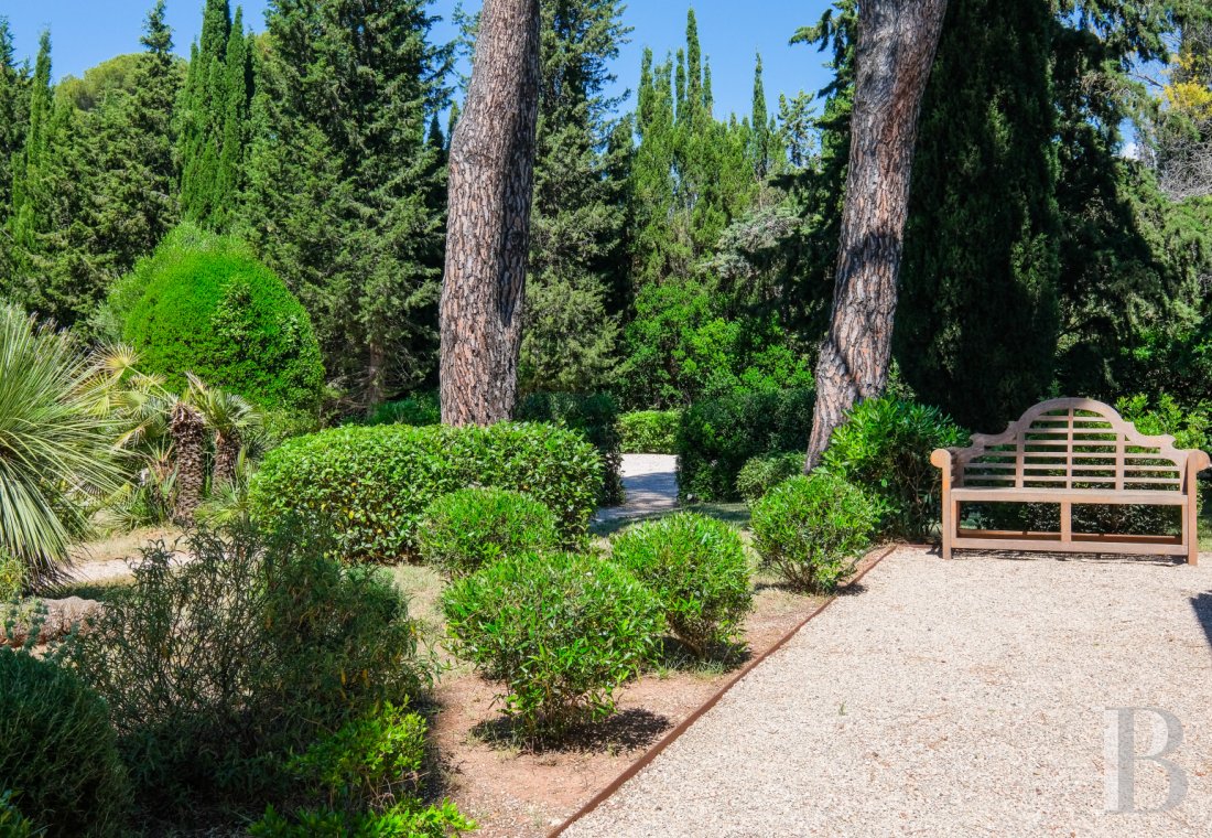 Sur la côte Varoise, une villa du 19e siècle posée au-dessus de la mer et rénovée dans un esprit contemporain - photo  n°6