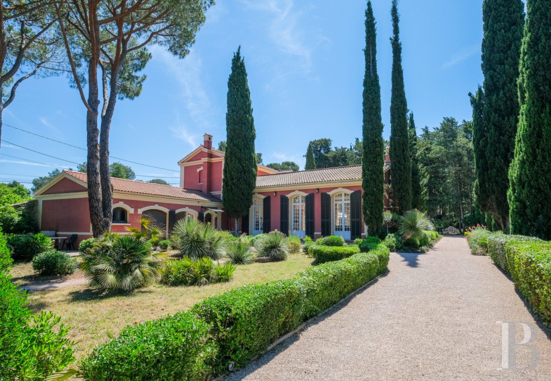 Sur la côte Varoise, une villa du 19e siècle posée au-dessus de la mer et rénovée dans un esprit contemporain - photo  n°7