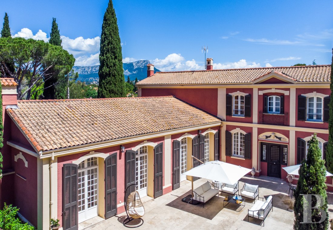 Sur la côte Varoise, une villa du 19e siècle posée au-dessus de la mer et rénovée dans un esprit contemporain - photo  n°32