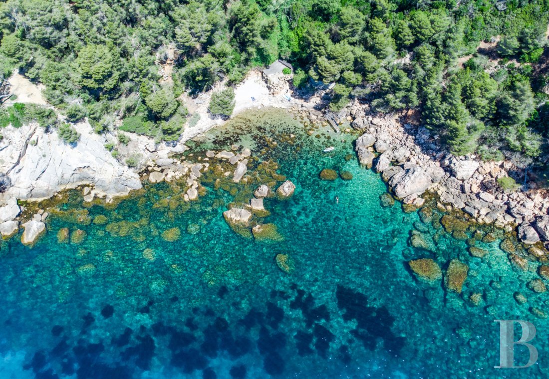 Sur la côte Varoise, une villa du 19e siècle posée au-dessus de la mer et rénovée dans un esprit contemporain - photo  n°33