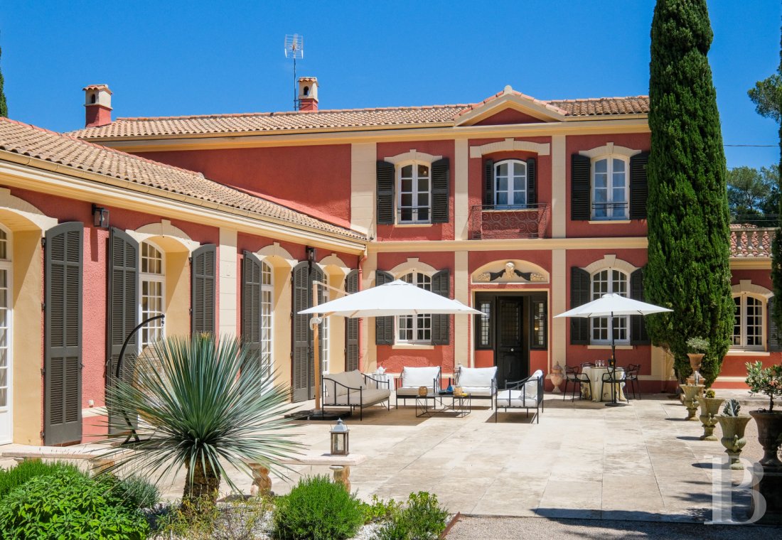 Sur la côte Varoise, une villa du 19e siècle posée au-dessus de la mer et rénovée dans un esprit contemporain - photo  n°4