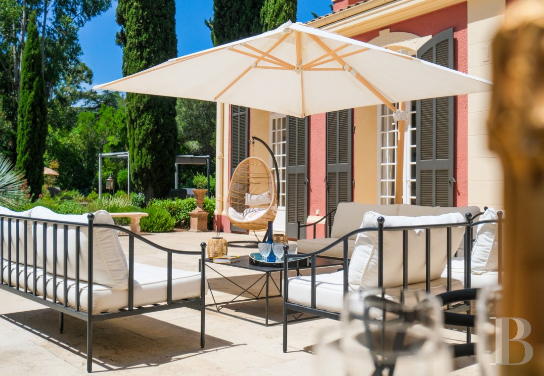 Sur la côte Varoise, une villa du 19e siècle posée au-dessus de la mer et rénovée dans un esprit contemporain - photo  n°5