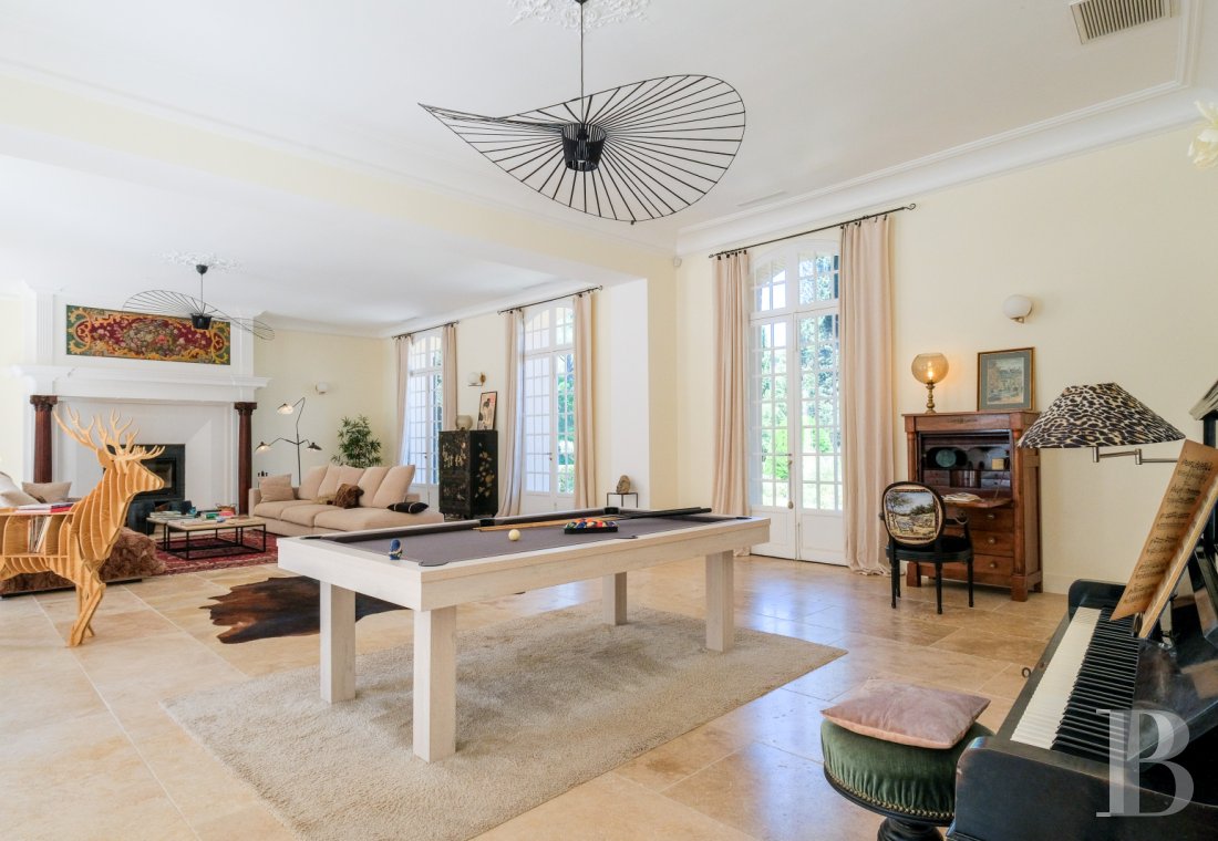 Sur la côte Varoise, une villa du 19e siècle posée au-dessus de la mer et rénovée dans un esprit contemporain - photo  n°14
