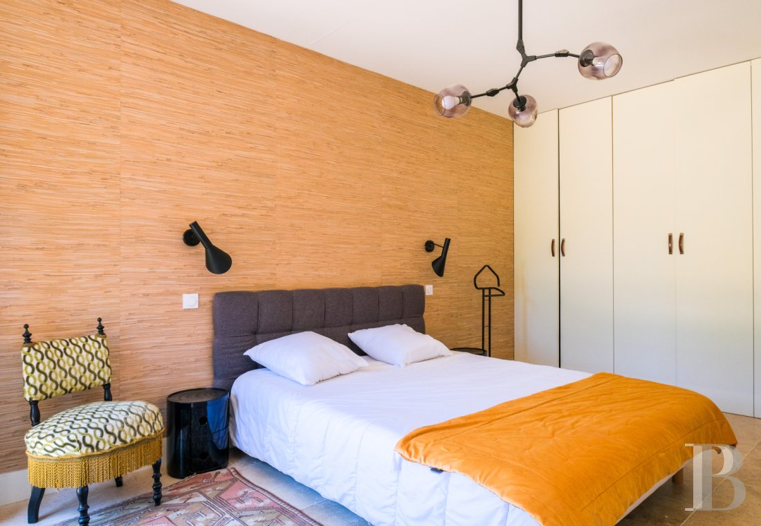 Sur la côte Varoise, une villa du 19e siècle posée au-dessus de la mer et rénovée dans un esprit contemporain - photo  n°28