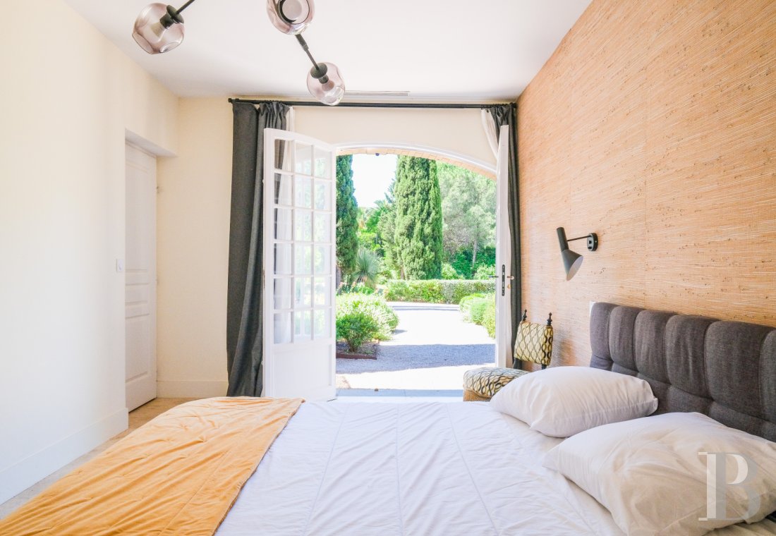 Sur la côte Varoise, une villa du 19e siècle posée au-dessus de la mer et rénovée dans un esprit contemporain - photo  n°20