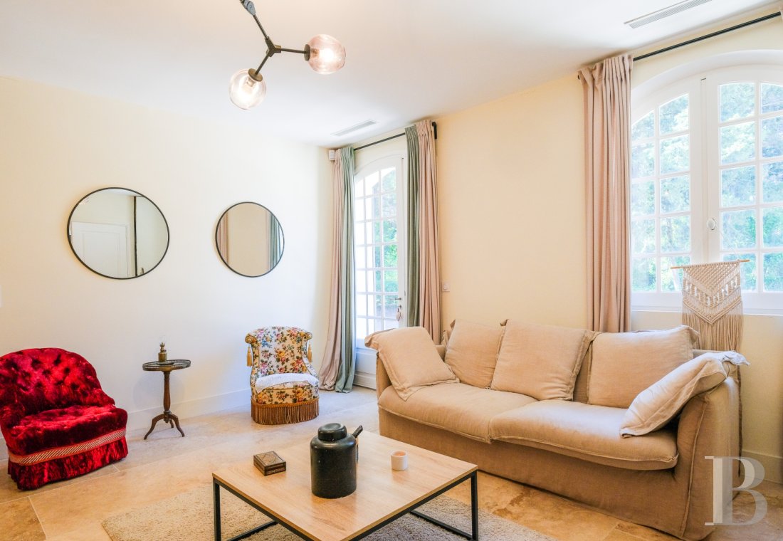 Sur la côte Varoise, une villa du 19e siècle posée au-dessus de la mer et rénovée dans un esprit contemporain - photo  n°19