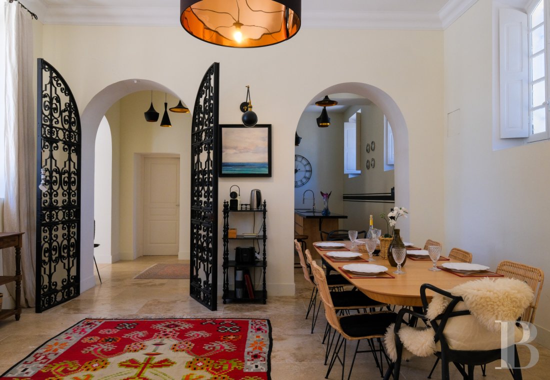 Sur la côte Varoise, une villa du 19e siècle posée au-dessus de la mer et rénovée dans un esprit contemporain - photo  n°15