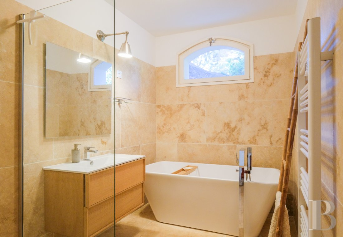 Sur la côte Varoise, une villa du 19e siècle posée au-dessus de la mer et rénovée dans un esprit contemporain - photo  n°22