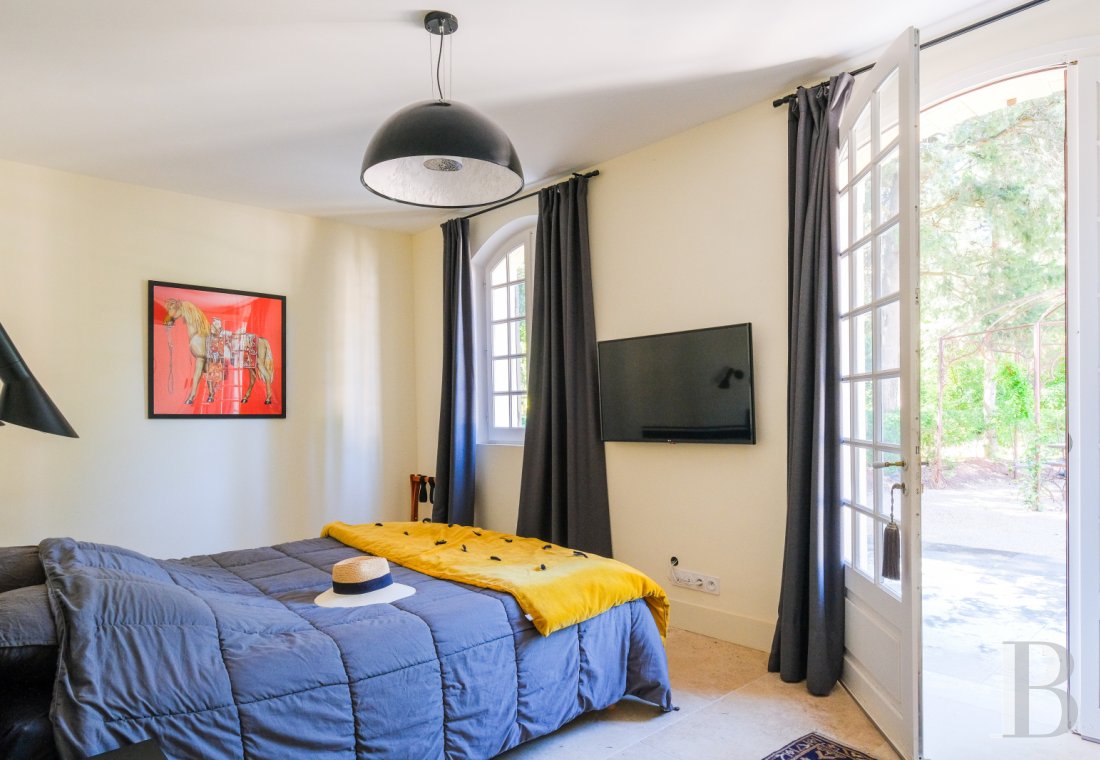 Sur la côte Varoise, une villa du 19e siècle posée au-dessus de la mer et rénovée dans un esprit contemporain - photo  n°23