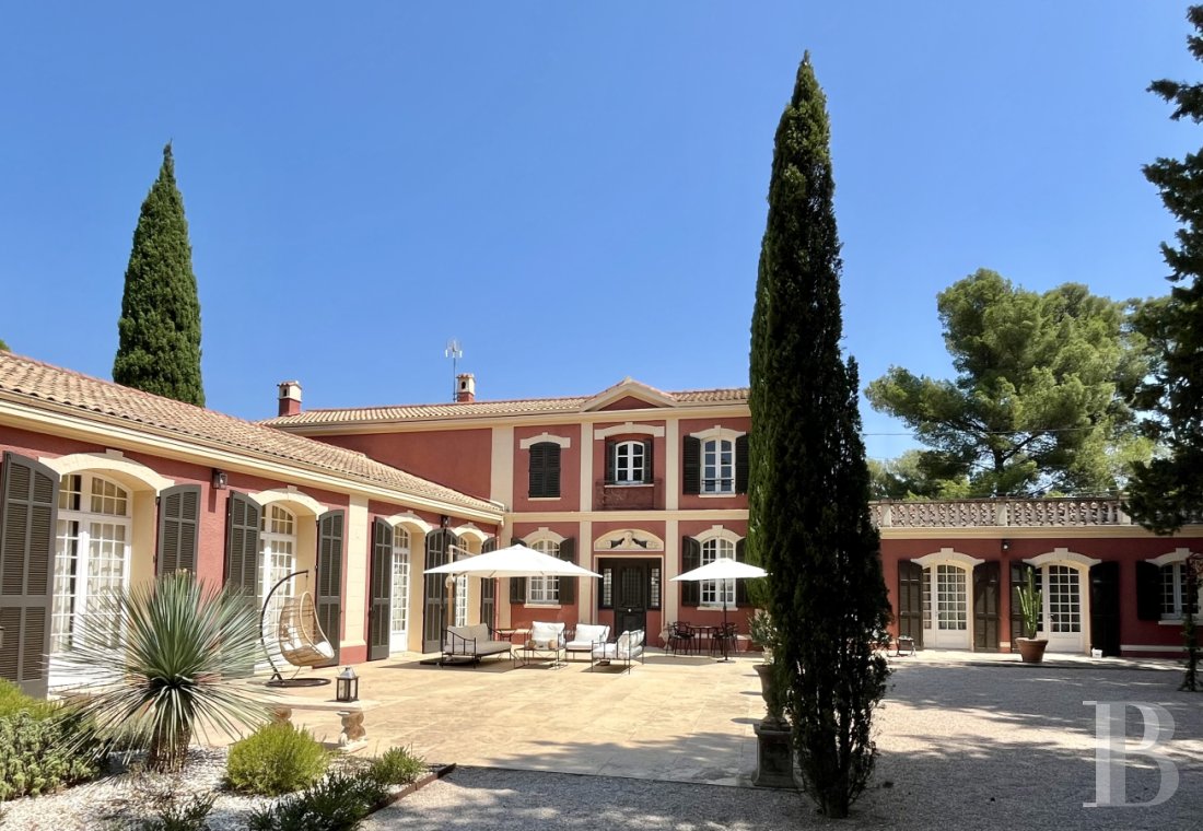 A 19th-century villa set above the sea and renovated in a contemporary style in the Var department - photo  n°4